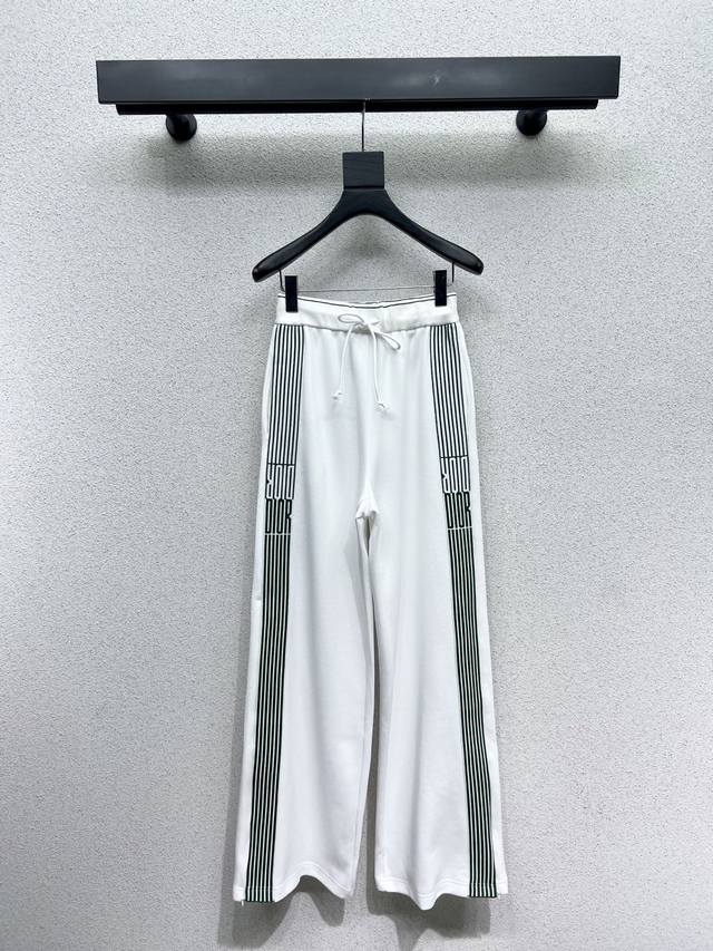 D's series of side striped college style casual trousers are fashionable, low-ke