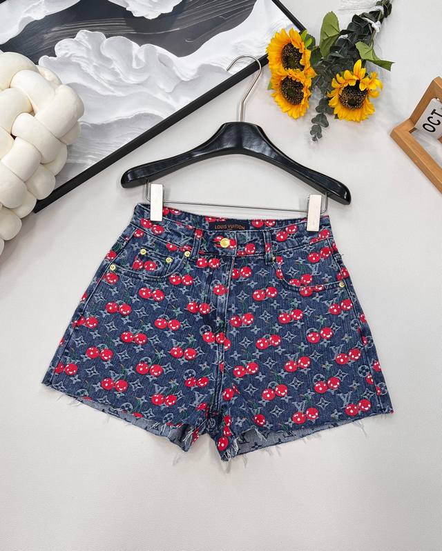 Louis Vuitton's new cherry full-printed letter shorts are a must-have for fashio