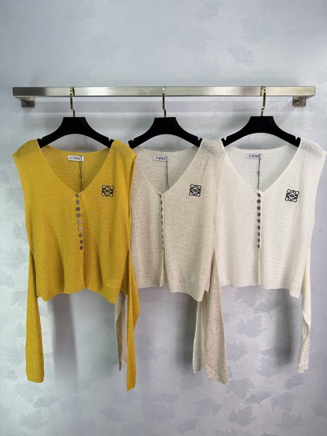 Loe*2025 Spring and Summer new knitted vest with embroidered logo on the chest.