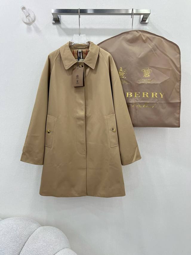 Burber*Y Burberry classic Chanting Camden trench coat. Lightweight trench coat.