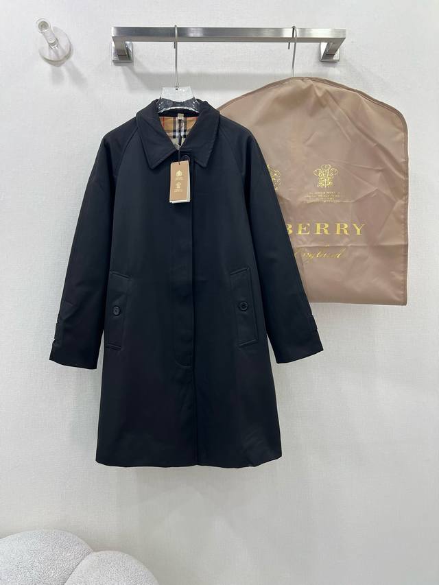Burber*Y Burberry classic Chanting Camden trench coat. Lightweight trench coat.