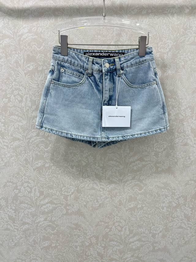 Alexand*R Wang 25 new denim shorts skirt uses high-proportion cotton fabric. The