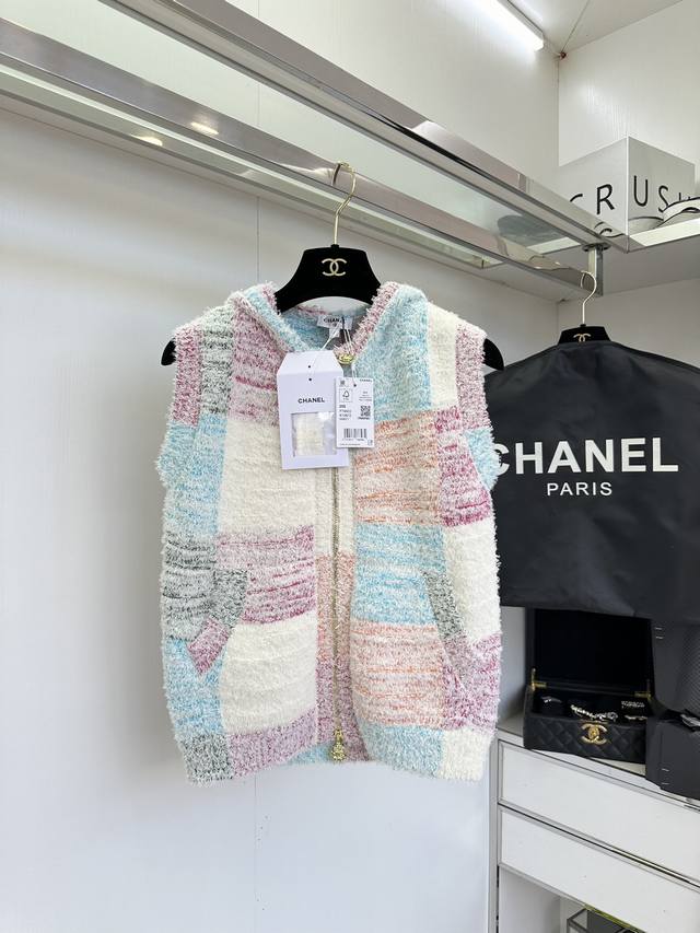 The latest knitted jacket from Chanel is so beautiful that it opens up. The colo