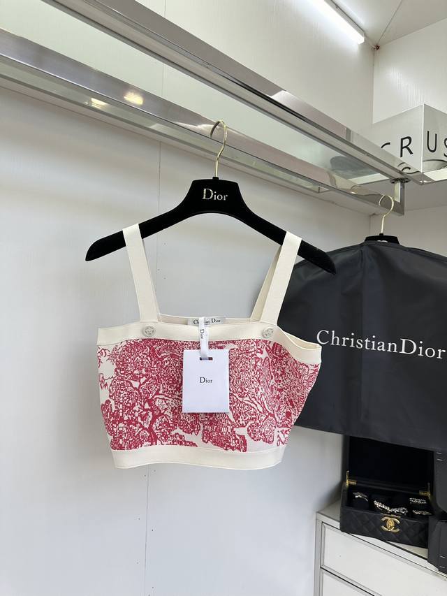 Dior's jungle resort style series is really too pleasing to the eyes. The beauti
