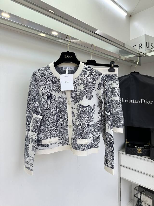 Dior's jungle resort style series is really too pleasing to the eyes. The beauti