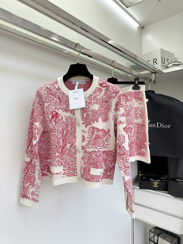 Dior's jungle resort style series is really too pleasing to the eyes. The beauti
