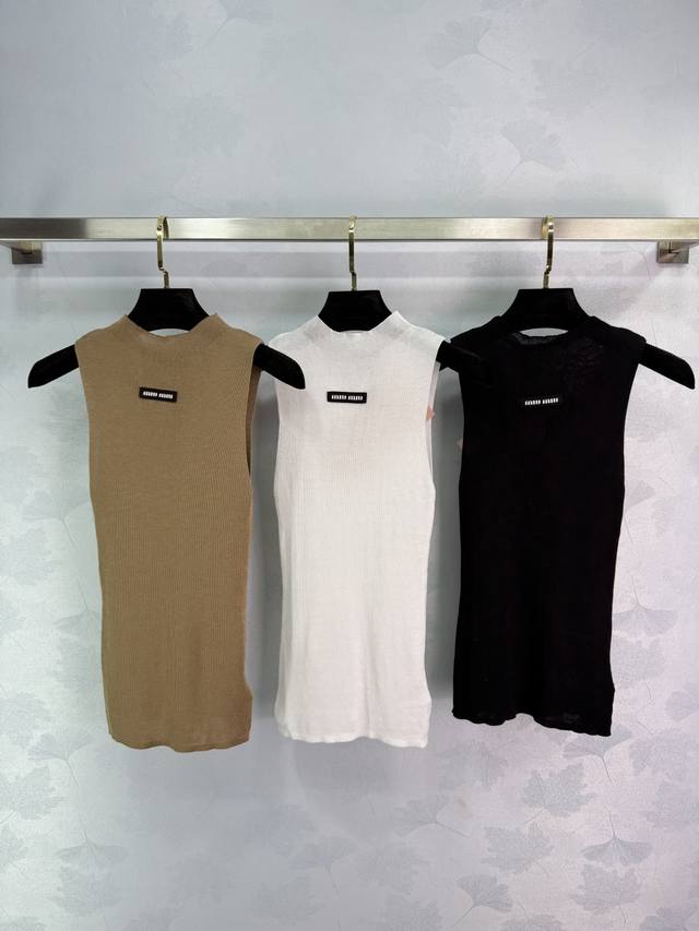 Miu* New knitted vest with a small logo on the chest. Simple and elegant design.