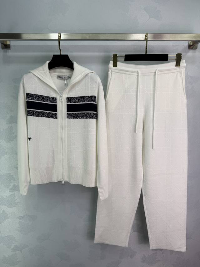 Dior* Honeybee embroidery knitted suit is a fashionable lazy set to wear, full o