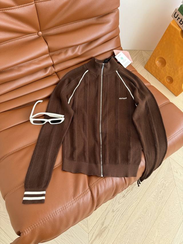 Retro and fashionable small letter logo decoration coffee brown knitted cardiga