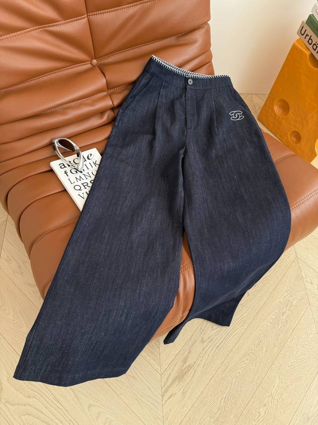 25Ss New double C pattern embroidered straight jeans are made of thin original d