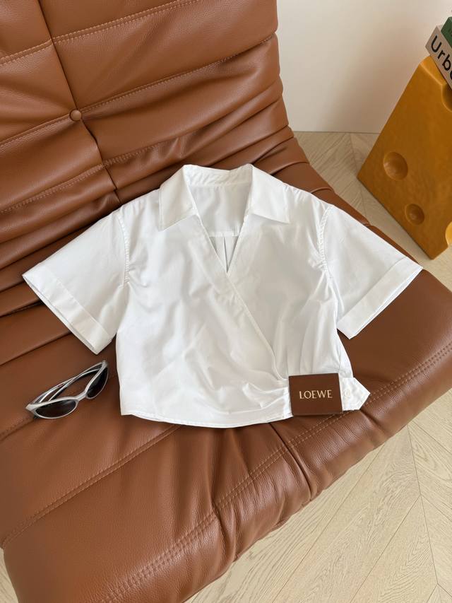 Daily casual all-match 25Ss The shirt with pleated hem and leather patch decora