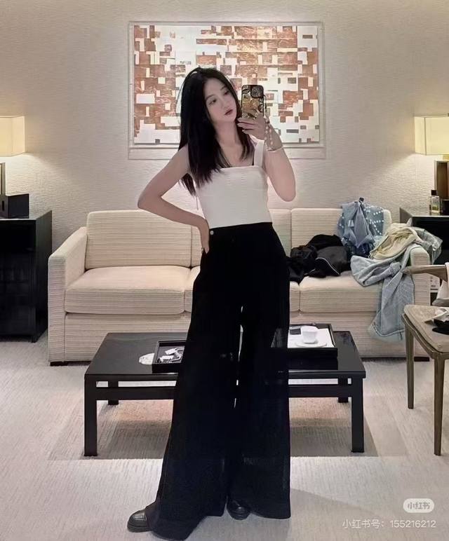 50P A high-quality jumpsuit with a very strong aura. It is slim and thin, and is