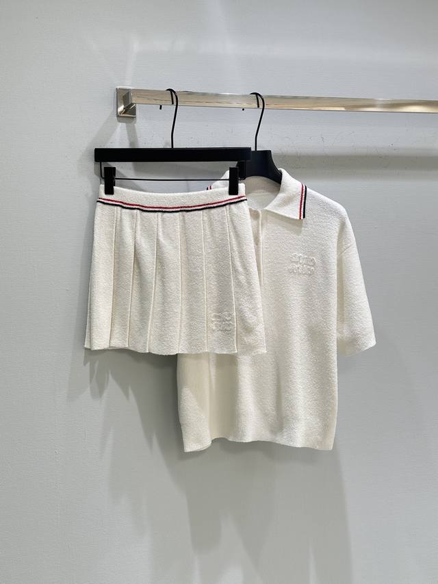 25Ss New for Early Fall! The sporty style of this mini skirt evokes the aestheti