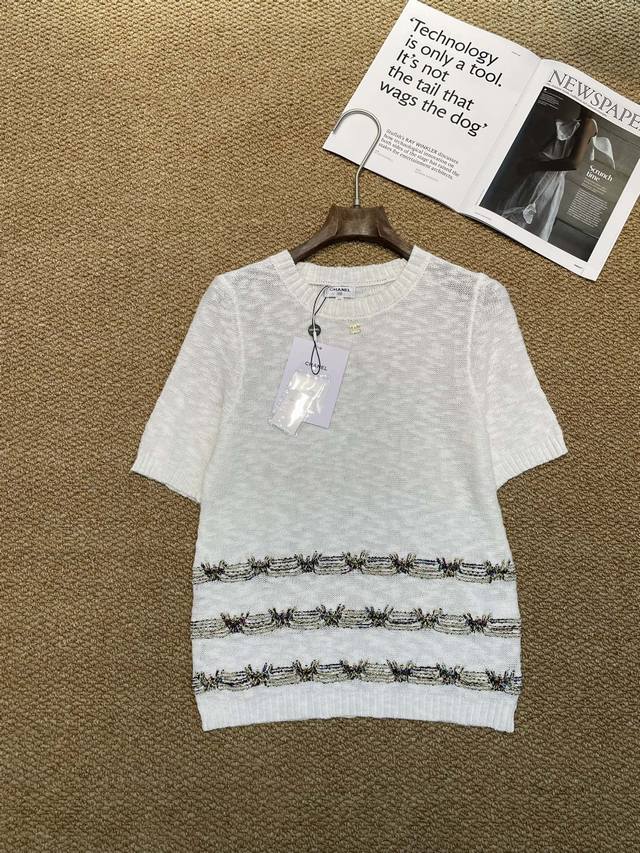 Chanel new knitted vest, I would like to call this sweater a "dressing cheat"! I