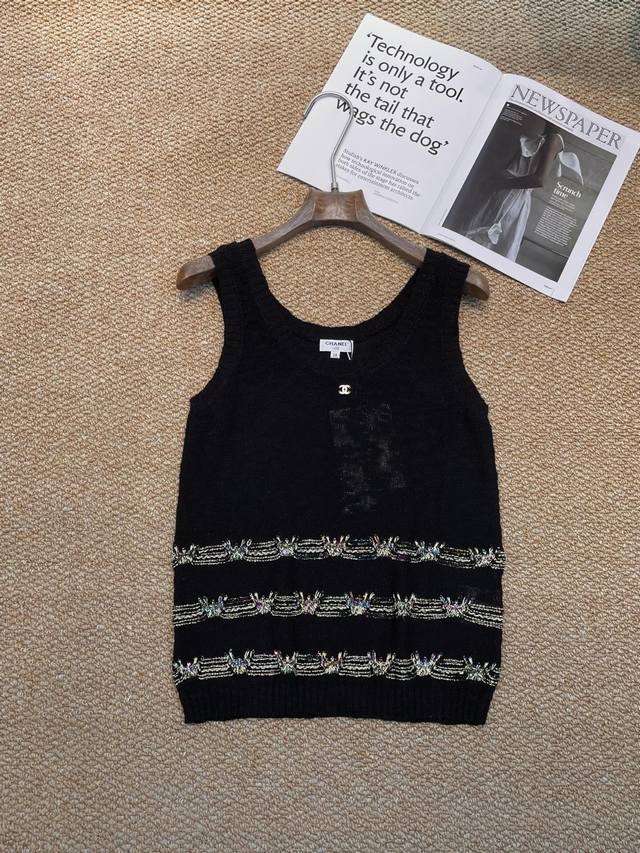 Chanel new knitted vest, I would like to call this sweater a "dressing cheat"! I