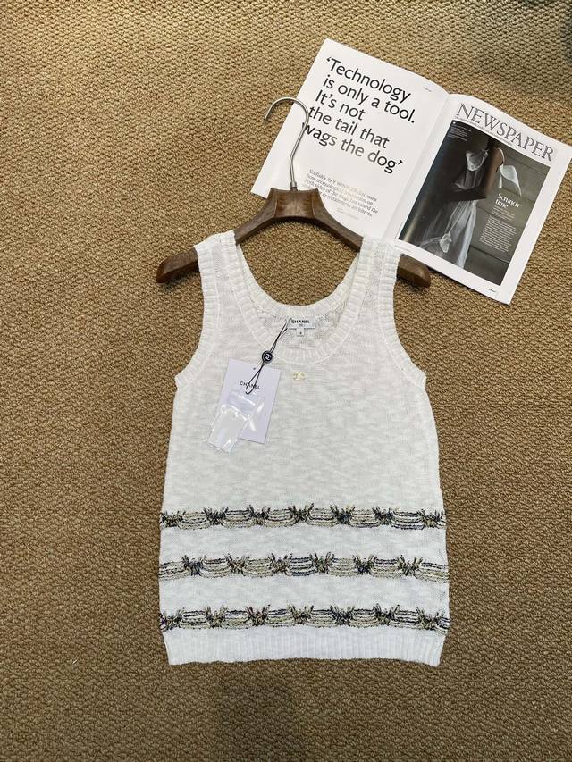 Chanel new knitted vest, I would like to call this sweater a "dressing cheat"! T