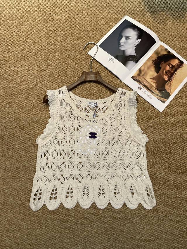 Chanel's new knitted vest, round neck design shows off your swan neck, hides you
