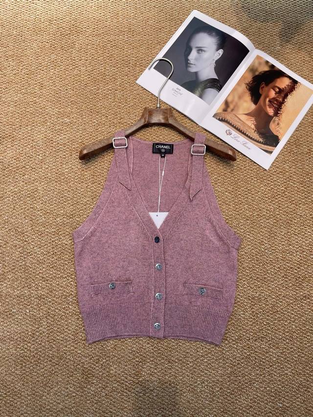 Chanel new knitted cardigan, V-neck design shows off the swan neck, hides the be