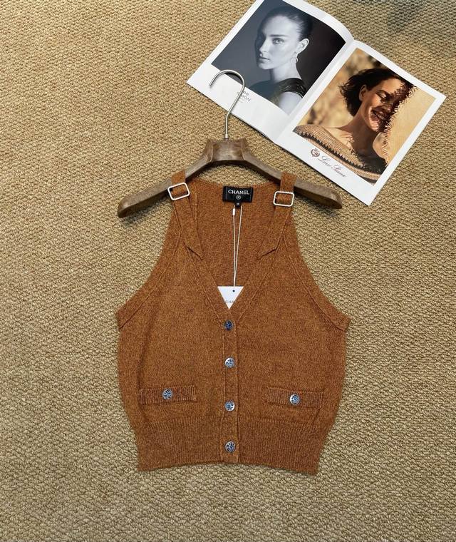 Chanel new knitted cardigan, V-neck design shows off the swan neck, hides the be