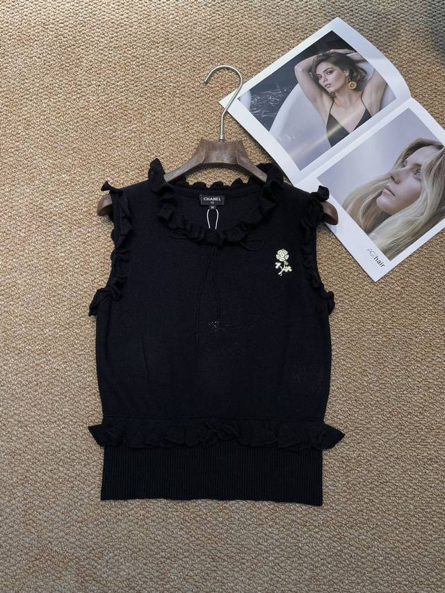 Chanel new sweater, I would like to call this sweater a "dressing cheat"! The lo
