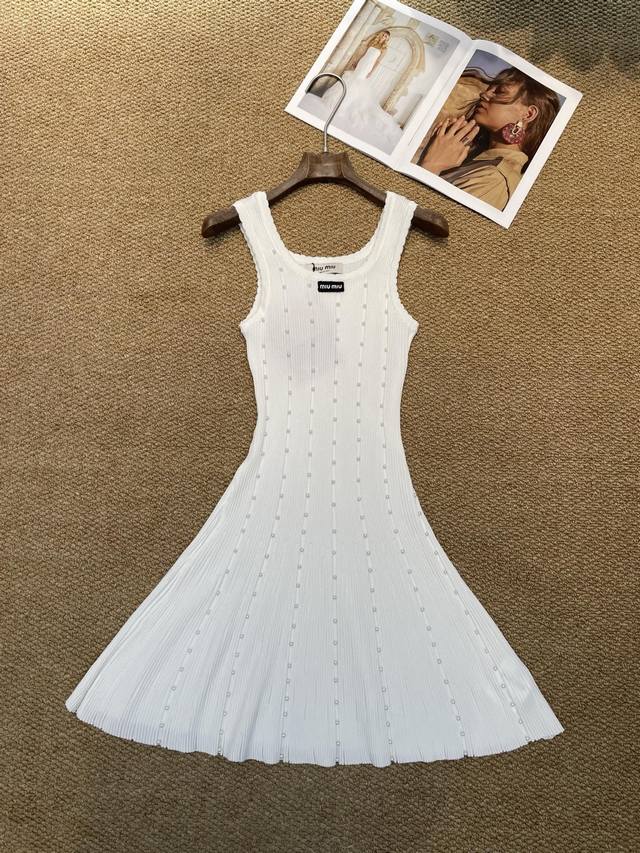 Miumiu new suspender skirt, this knitted suspender skirt is amazing! The slim fi