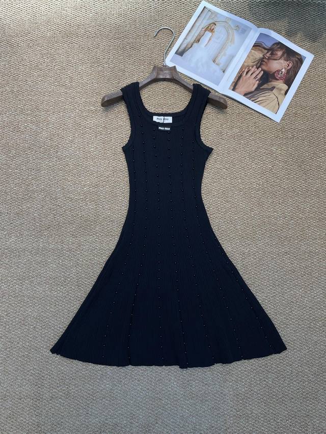 Miumiu new suspender skirt, this knitted suspender skirt is amazing! The slim fi