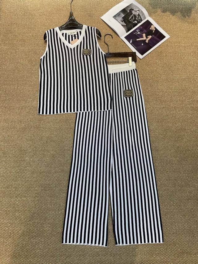 Miumiu new suit, this suit is a must-have! The top + bottom are perfectly matche