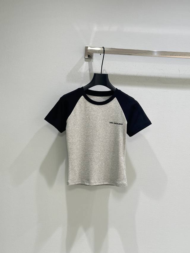 25Ss Spring and Summer new arrival! This T-shirt features a classic black and gr