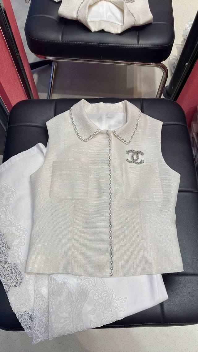 A must-have for celebrities, Chane* custom-made vest with exquisite brooch, siz