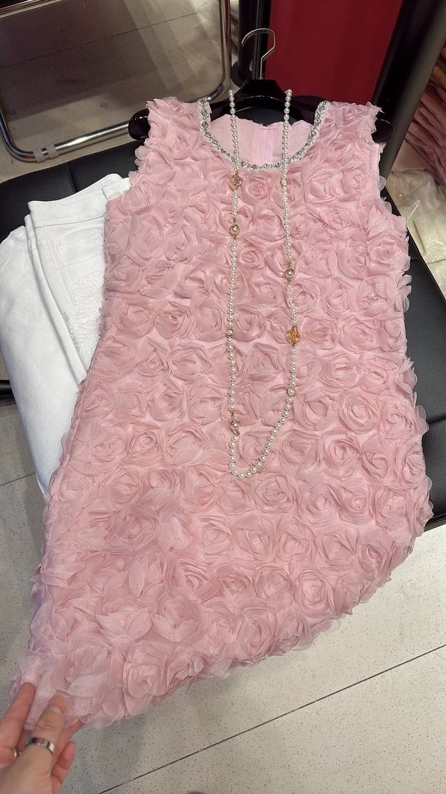The hottest version of the lifelike three-dimensional flower vest skirt is avai