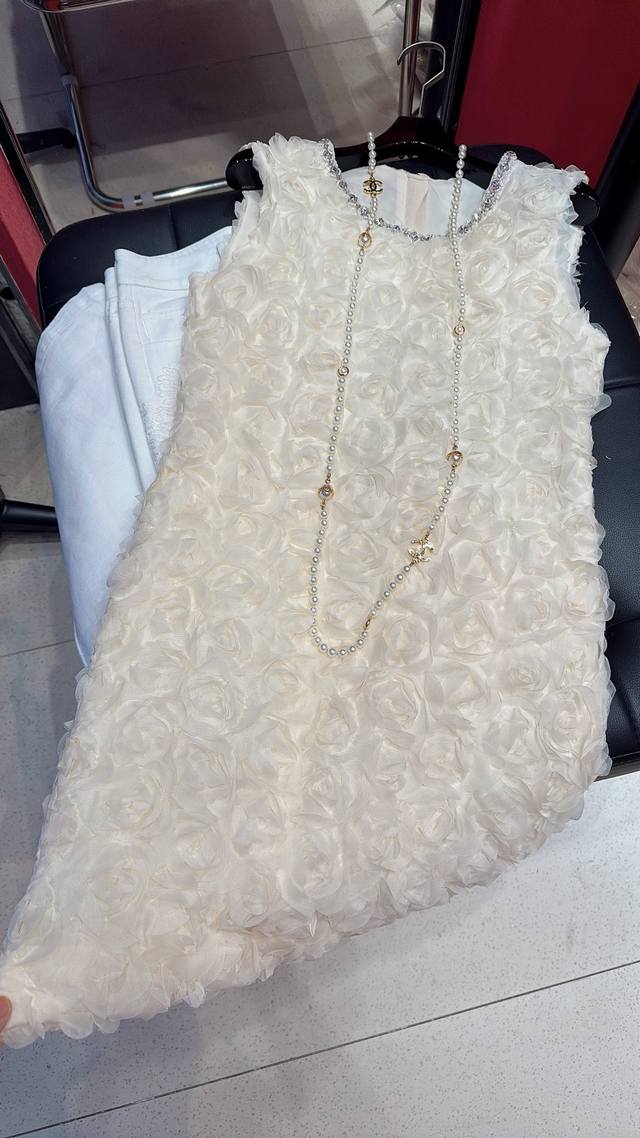 The hottest version of the lifelike three-dimensional flower vest skirt is avai