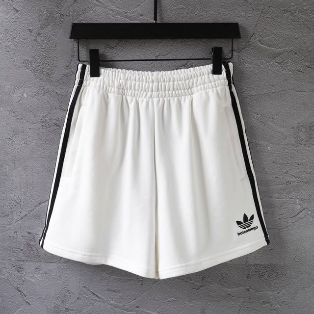 34103# Clover embroidered hem shorts shorts beach pants men and women Color: bla