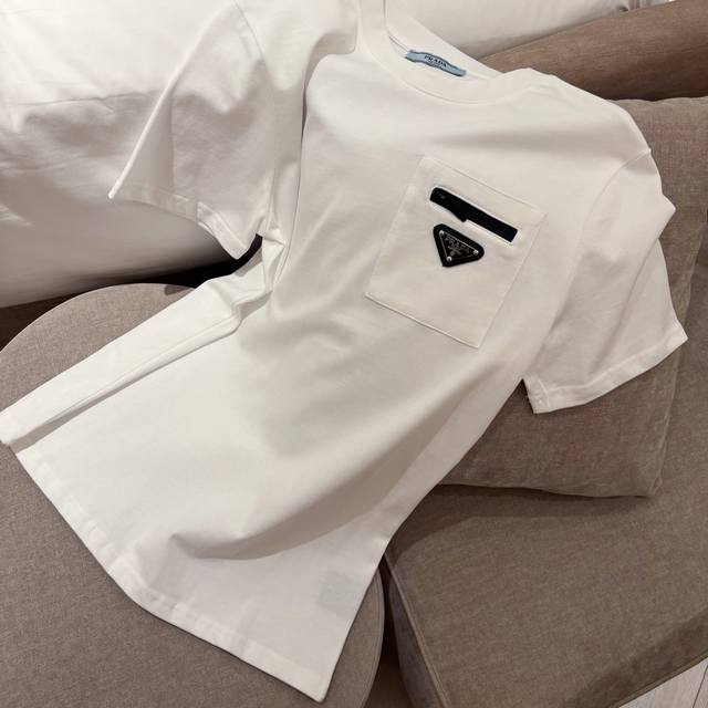 40Ss new classic triangle logo T-shirt, a must-have for fashionistas! A sweet an