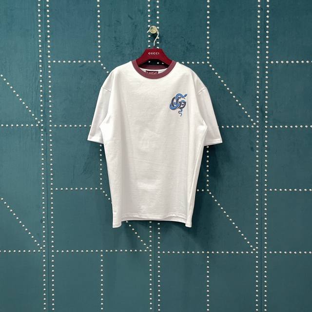 Gucci Gc 25Ss red collar and blue snake print short-sleeved T-shirt Gc014. A mus
