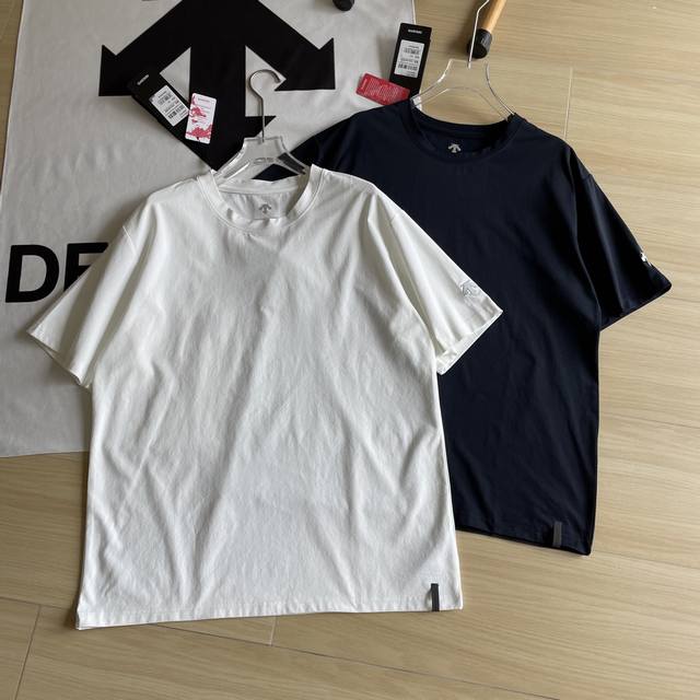 Descente's two-tone Descente Blanc Allterrain 81 series short-sleeved sweatshirt