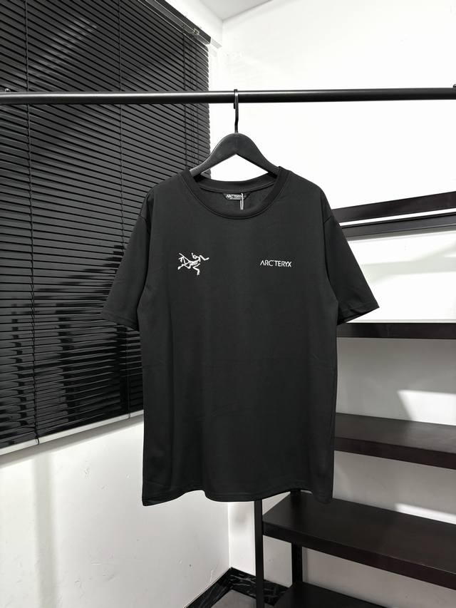 New Arrival! Arc'Teryx's two-tone, basic cotton short-sleeved T-shirt with a lar