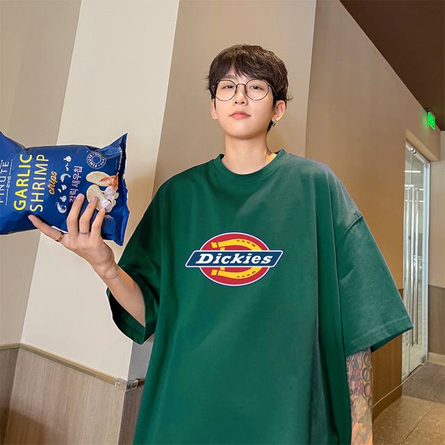 Dickies summer counters are selling this classic cotton round-neck short-sleeved
