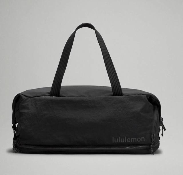 This is an ideal large bag with powerful functions and can hold a lot of things!