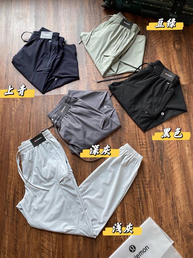 Reflective dots on waistband and pockets! Four practical zipper pockets on both