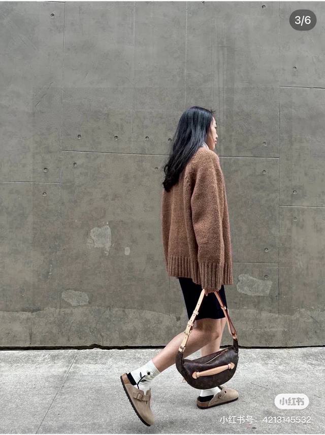 Lv monogram waist bag. Today, I'm talking about this year's trendy waist bag. In