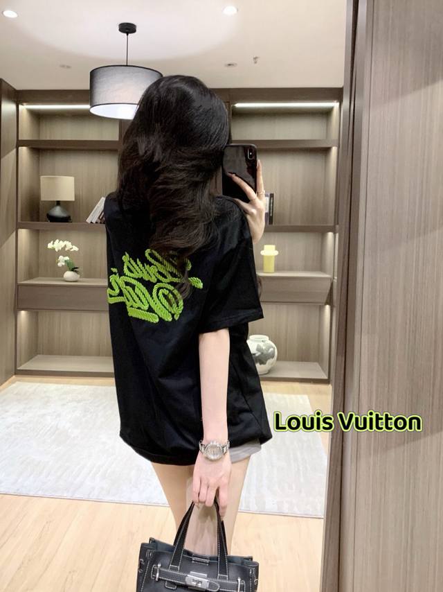 Louis Vuitton heavy green vine embroidered short-sleeved T-shirt looks good in a