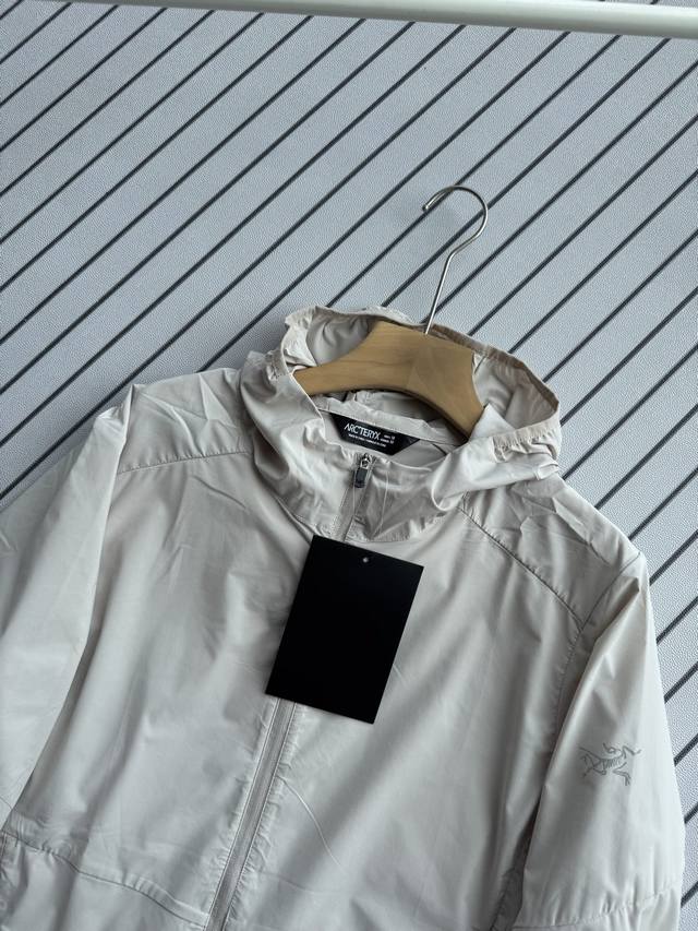 The Arc'teryx Incendo Airshell Hoody men's sunscreen is incredibly lightweight,