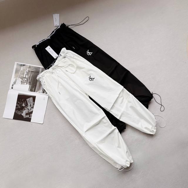 Ck's overseas counters and official website are also selling double-waist casual