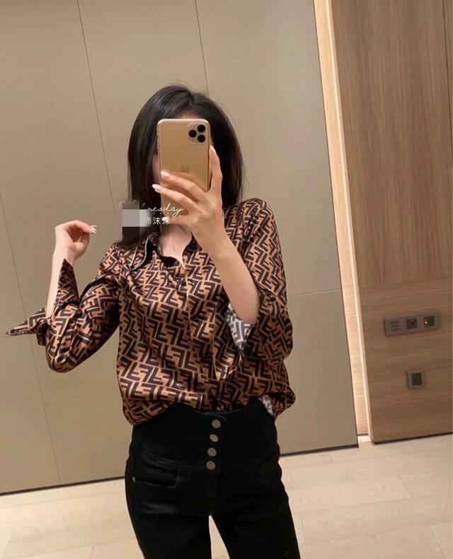 New Fend* Fendi 25Ss neckline with hot-drilled double F monogram logo top. ZG st