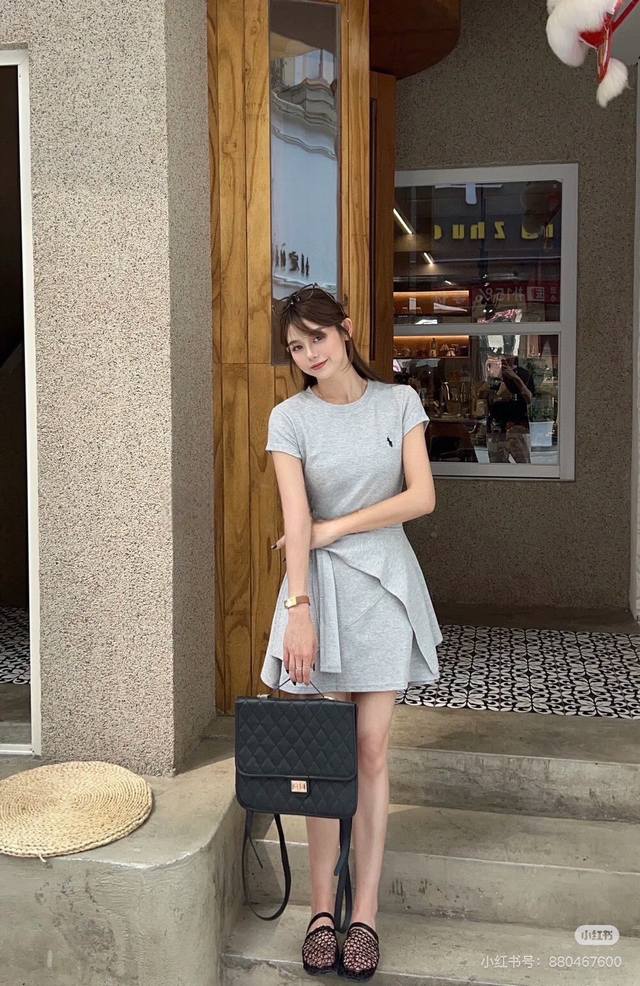 25Ss new cape dress with three-dimensional tailoring and simple lines presents a