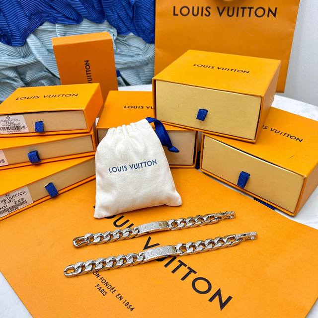 This Louis Vuitton men's silver Cuban chain bracelet with Louis Vuitton logo is
