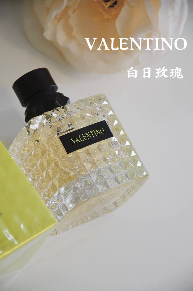 Valentino Donna Born In Roma Yellow Dream fragrance. Valentino Donna Born In Rom
