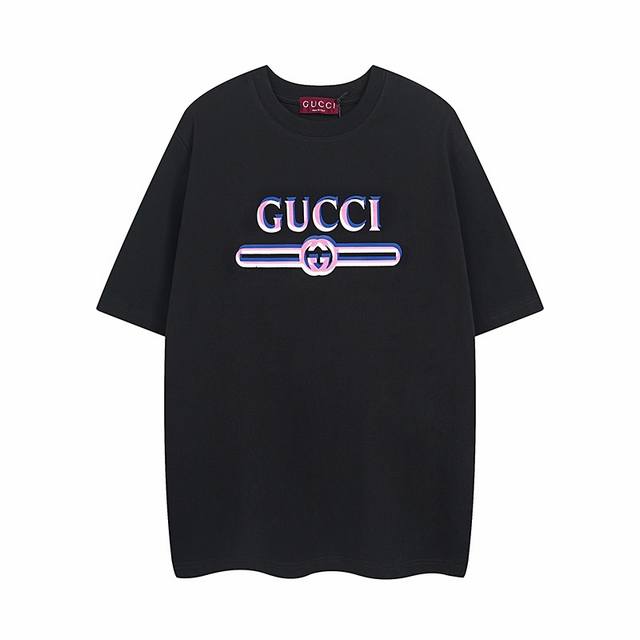 Available year-round, this Gucci Spring/Summer belted classic print crew neck sh