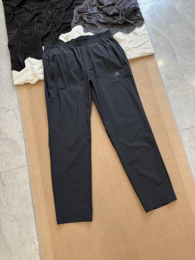 for a more customized fit. Side zippered pockets securely store essentials, and