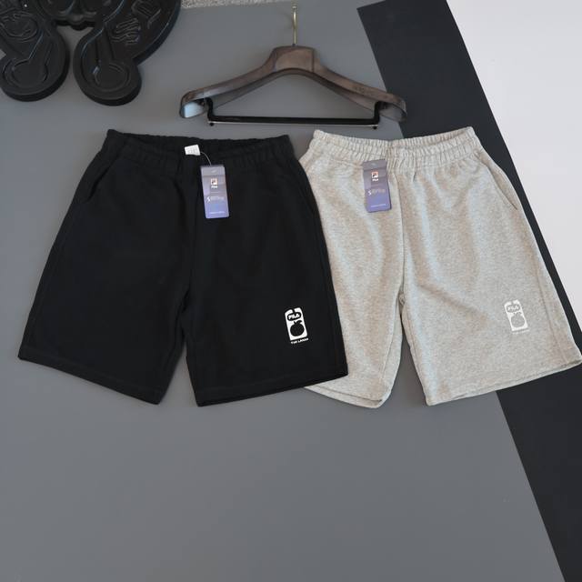 Fila's new 2025 summer two-tone outdoor shorts. Perfect for both men and women!